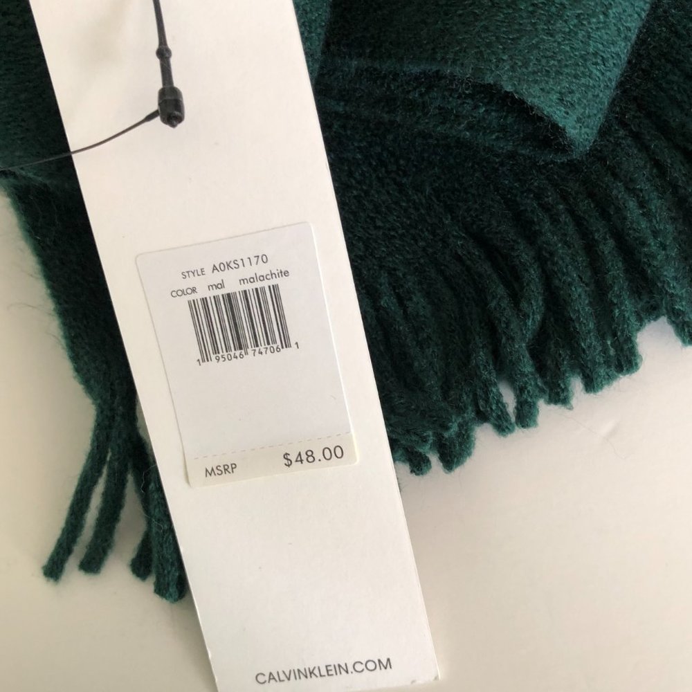 CALVIN KLEIN Scarf with 1 1/2" Fringe NWT - Picture 4 of 4